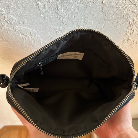 Universal Threads Crossbody Purse - Picture 6 of 6